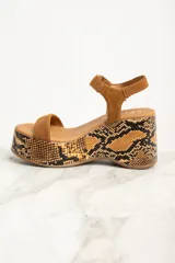 Sandalia con plataforma de cuero color camel y estampado animal print.