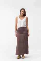 Falda larga color marrón, con diseño fluido y cintura fruncida elastizada.