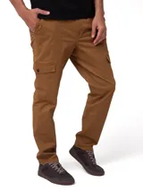 Pantalón cargo slim de hombre, color marrón, con bolsillos laterales utilitarios, bolsillos traseros con solapa y cierre de cremallera con botón.