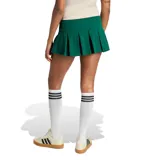 Pollera pantalón deportiva Adidas color verde oscuro, con diseño plisado, malla interior y logo de la marca bordado en la cintura y el dobladillo.