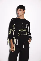 Sweater negro holgado con diferentes puntos y bordados a mano con hilo de lurex.