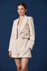 Top tipo corset strapless de encaje con estructura de varillas visibles y copas preformadas, con borde superior de encaje festoneado.