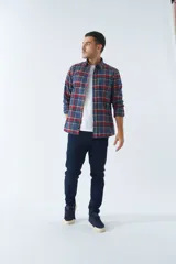 Camisa de hombre a cuadros color rosa, blanco y azul, de corte slim, manga larga, con bolsillo en el pecho y logo bordado.