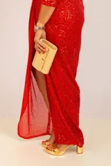 Vestido largo de fiesta color fucsia, con lentejuelas, escote en V, mangas largas y tajo lateral.