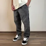 Jean de corte recto con acabado lavado en tono gris oscuro, confeccionado en denim resistente con diseño de cinco bolsillos.