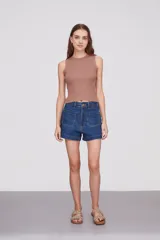 Top color beige de tejido de punto acanalado, con cuello redondo y sin mangas.