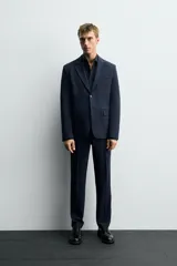 Pantalón de vestir de corte slim fit, confeccionado en tejido con viscosa. Presenta bolsillos frontales, bolsillos traseros de doble vivo con botón y cierre frontal con cremallera y botón.