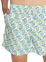 Short de baño blanco con estampado de flores y limones en tonos celeste, amarillo y verde. Cuenta con cintura elástica, cordón ajustable, bolsillos delanteros y traseros.