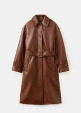 Chaqueta larga de efecto cuero color marrón, con cuello camisero, botonadura frontal oculta, bolsillos laterales y cinturón ajustable con hebilla en la cintura. Cuenta con trabillas en las muñecas y diseño amplio.