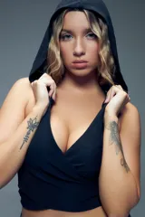 Top negro cruzado sin mangas y con capucha, cuenta con tiras cruzadas en la espalda.