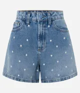 Short de jean color azul con corte evasé y bordado de lunares blancos en toda la prenda. Cuenta con pasacintos, bolsillos delanteros y traseros.