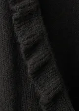 Cardigan negro de punto cruzado, con escote en V con volados y tiras largas para atar en el lateral.