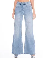 Jean de tiro medio y corte wide leg, confeccionado en denim de lavado claro. Presenta un diseño de líneas sinuosas formadas por pequeños brillos aplicados en toda la superficie frontal.
