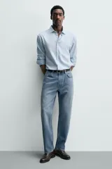 Zapato de vestir tipo oxford con puntera reforzada, confeccionado en piel de color marrón oscuro. Presenta cierre mediante cordones al tono, forro interior y plantilla de piel, y suela a contraste con tacón bajo.