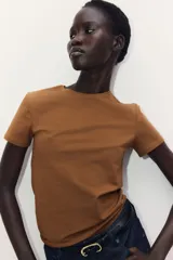 Remera de punto de algodón elástico color marrón, entallada, con cuello redondo fino ribeteado y bajo recto.