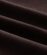 Sobretodo marrón de corte largo, con cuello de solapa, doble botonadura frontal y bolsillos con solapa en los laterales.