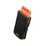 Billetera minimalista de cuero negro con interior dorado, costuras a contratono y logo de la marca grabado en el frente.