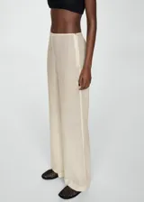 Pantalon de corte recto y tiro medio, confeccionado en tejido de ramio. Presenta un diseño largo y cierre lateral con cremallera oculta.