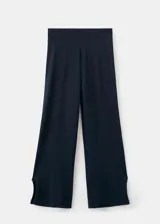 Pantalón azul marino de tiro medio, corte ancho y recto, con pequeñas aberturas en los bajos.