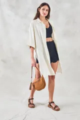 Camisa larga color crema de lino y viscosa, de corte oversize con mangas 3/4 y cuello clásico.