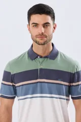 Remera polo de manga corta con diseño a rayas horizontales en tonos beige, celeste, rosado, azul marino y verde. Cuenta con cuello polo y cierre frontal con botones.