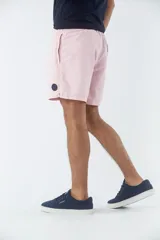 Short de baño liso con cintura elástica y cordón de ajuste. Cuenta con dos bolsillos laterales, un bolsillo posterior y un aplique de logo en goma en la pierna.