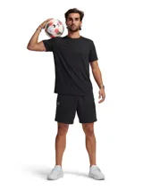 Remera deportiva de manga corta negra con cuello redondo y logo discreto en el pecho.