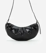 Cartera tipo shoulder bag de diseño media luna, confeccionada en poliuretano con acabado brillante. Presenta detalles frontales estilo gota, cierre superior por cremallera y correa de hombro ajustable con ojetes metálicos.