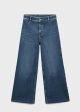 Jeans tiro alto de diseño culotte y pernera ancha, confeccionados en tejido denim de algodón con elasticidad. Presentan cierre delantero de cremallera y botón, trabillas para cinturón y bolsillos traseros.