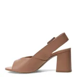 Sandalias de cuero color tostado con punta abierta, taco block y tira trasera ajustable con hebilla cuadrada grande.