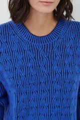 Buzo reversible de tejido de punto con diseño de trenzas, cuello redondo y mangas largas. Presenta una combinación de colores en contraste, con un lado en violeta y el otro en marrón oscuro.