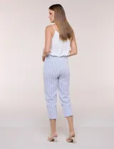 Pantalón estilo capri Zac & Rachel, con diseño de rayas verticales blancas y azules, tiro alto con pretina elástica y calce entallado.