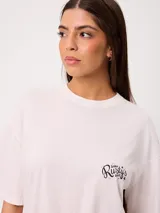 Remera de manga corta color blanco, de corte oversize, con gran estampado en la espalda de estilo gráfico y texto.