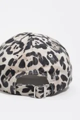 Gorra de algodón con estampado animal print tipo leopardo, diseño clásico con visera curva y detalle bordado en el frente de una palmera con la marca bordada debajo.