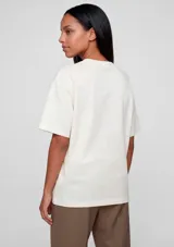 Camiseta blanca de manga corta, con cuello redondo y diseño liso en la espalda.