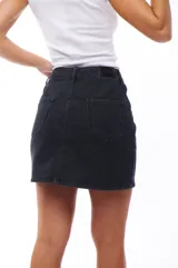 Minifalda de jean azul oscuro, de corte recto y tiro alto.