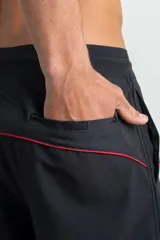 Short de baño O'Neill Scallop Cruzer color negro, con detalles de vivos rojos en la parte frontal y cordón ajustable en la cintura.