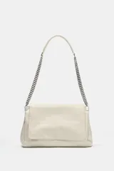 Bolso de hombro color crudo con solapa frontal y diseño estructurado con costuras decorativas. Cuenta con correa mixta de cuero y cadena metálica plateada.