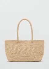 Bolso tipo tote de paja trenzada color beige, con doble asa superior de hombro.