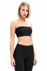 Soutien strapless negro de diseño liso, sin tirantes y de ajuste ceñido.