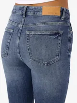 Jean slim flared fit de tiro alto color azul denim, con pierna acampanada y cierre de botón y cremallera. Confeccionado en denim de sarga.