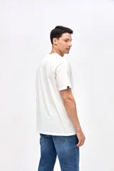 Remera de algodón con efecto lavado, manga corta y cuello redondo. Presenta un estampado central con diseño de estrella y detalles desgastados.