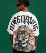 Remera blanca de corte oversized con mangas cortas y estampado frontal con la frase "Born to Drift".