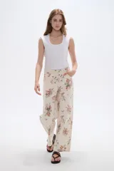 Pantalón jean de tiro alto con estampado floral y corte recto.
