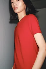 Jersey de punto de cashmere con cuello redondo y manga corta, con terminaciones en rib en cuello, mangas y ruedo.