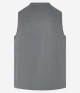 Musculosa deportiva masculina de corte regular, color gris melange, con cuello redondo y detalle reflectante en la parte inferior.