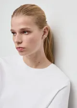 Camiseta básica de manga corta y cuello redondo, color blanco, de corte recto.