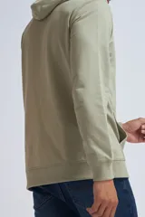 Hoodie deportivo de color verde claro, con capucha ajustable mediante cordones y bolsillo frontal tipo canguro. Presenta puños y ruedo acanalados.