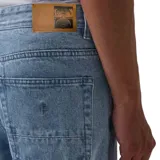 Pantalón de jean azul, corte recto, con bolsillos delanteros y traseros.