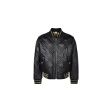 Campera bomber acolchada de cuero sintético negro con diseño capitoné de rombos, cierre frontal metálico y bolsillos laterales con botón a presión dorado. Cuenta con ribetes tejidos a rayas doradas en los puños, cuello y en la franja inferior con la inscripción bordada de la marca.